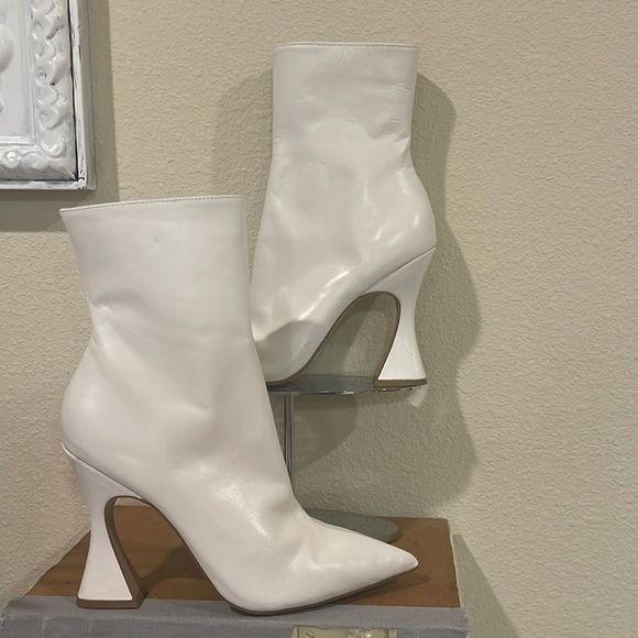 Steve Madden Shoes - Vivy Pointed Toe Boot Womens size 10 STEVE MADDEN white leather boots